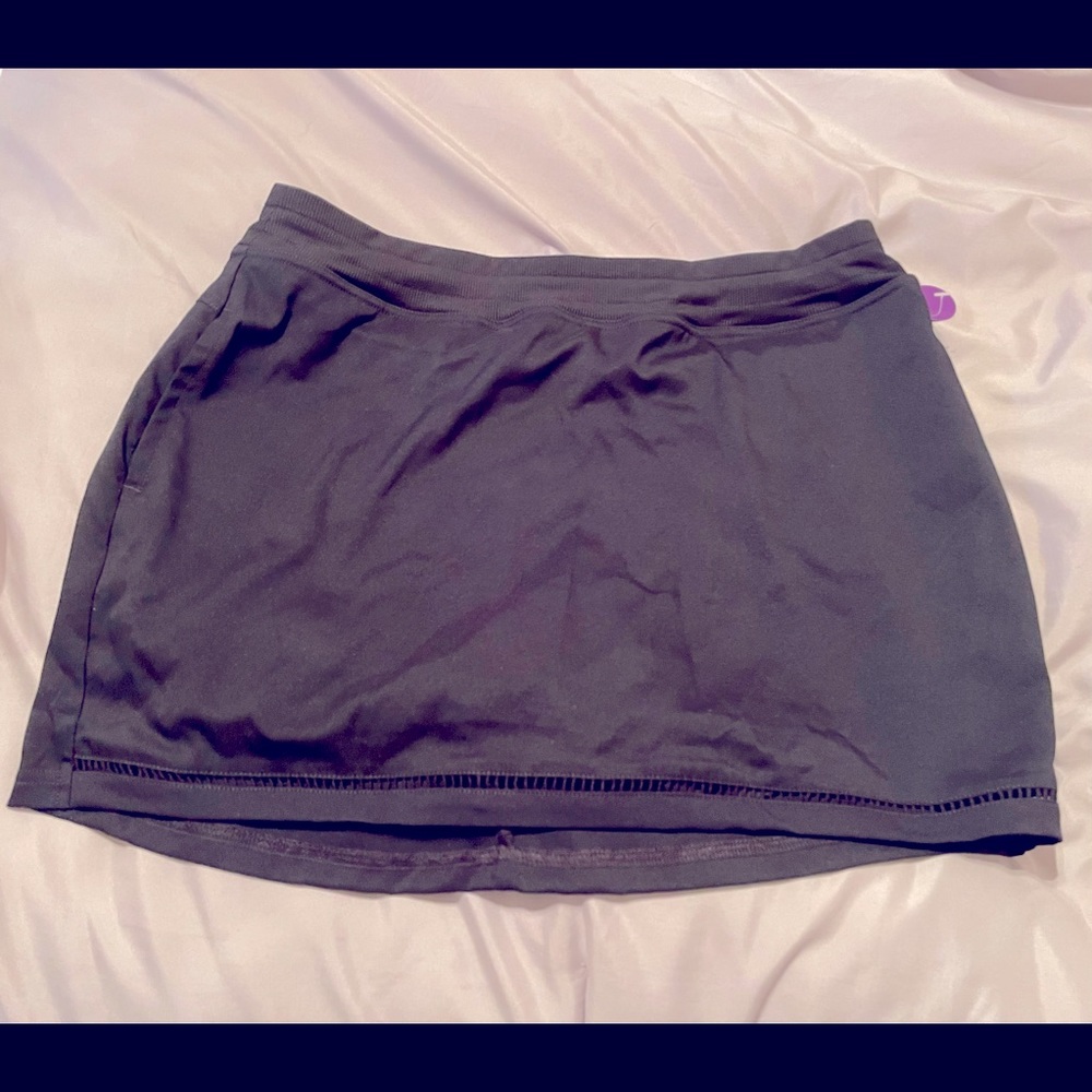 St. John’s Bay Active Skort w/pockets and Detailing around bottom.